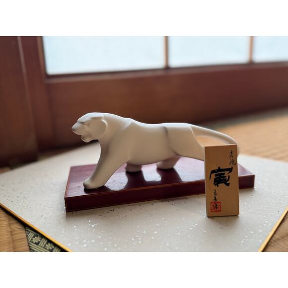 Vintage Minimalist White Porcelain Tiger Figurine, Chinese Zodiac, Made in Japan - Picture 11 of 12